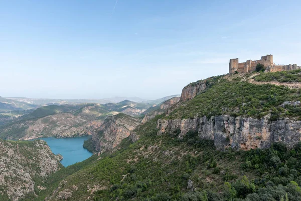 Dağların ve ağaçların güzel manzarası. Chirel kalesini ve Cortes del Pallas rezervuarını görebilirsiniz.