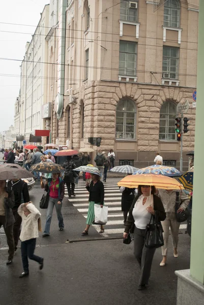 Atravessar a rua na chuva — Fotografia de Stock