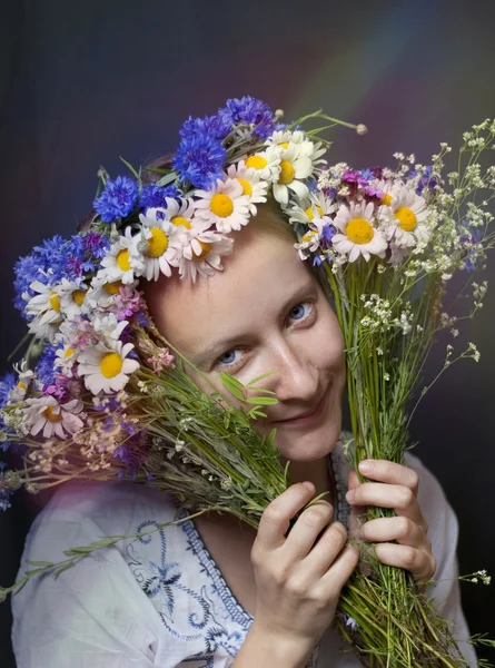 Portrait of a young woman with wildflowers — Stock Photo, Image