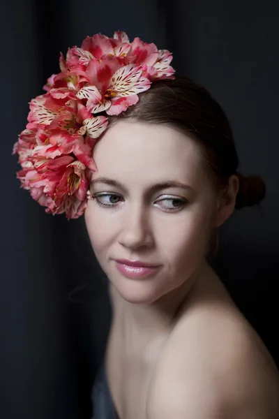 Портрет красивой женщины с цветами в волосах — стоковое фото