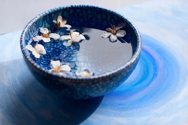 Assiette bleue avec pétales — Photo