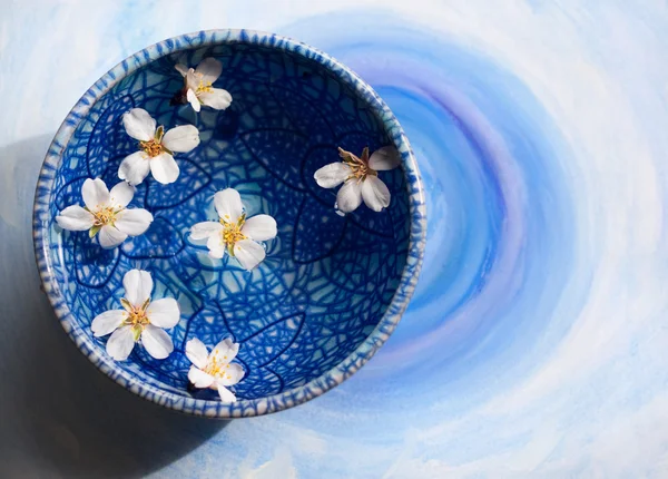 Blommor i en blå skål — Stockfoto