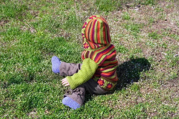 Kinderen in lichte kleren op het gras — Stockfoto