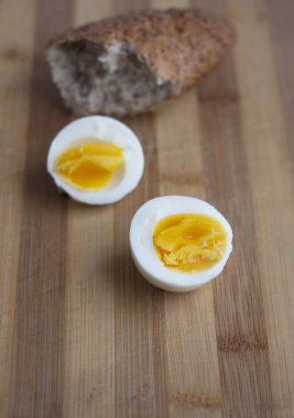 haşlanmış yumurta ve ekmek
