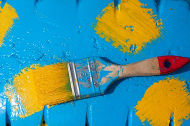 boya fırçası ile sarı boya