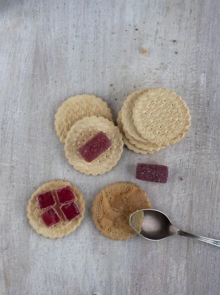 Галетные круглое печенье с конфетами — стоковое фото