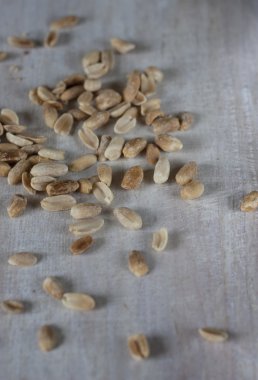 dağınık soyulmuş fındık