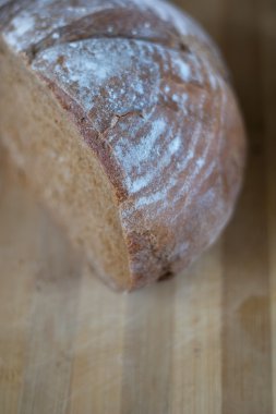 yarım yuvarlak siyah ekmek