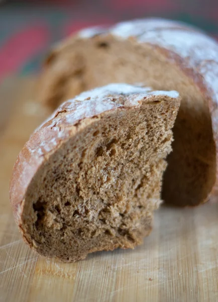 Pão escuro picado grosseiramente — Fotografia de Stock