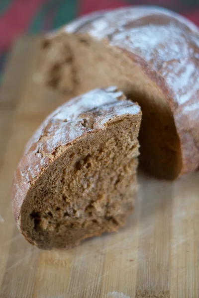 Helft en grof gehakte donker brood — Stockfoto