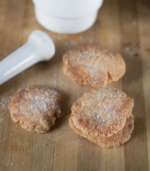 Biscoitos de biscoito caseiros polvilhados com açúcar — Fotografia de Stock