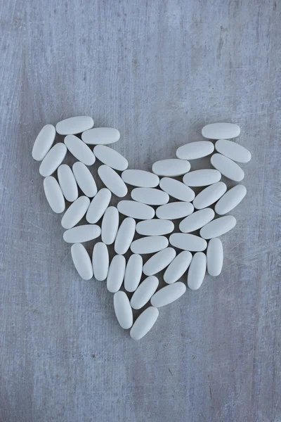Heart laid out from white tablets — Stock Photo, Image