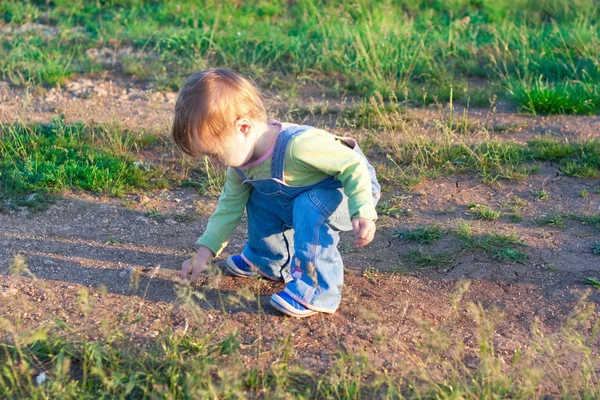 Enfant dans le jeans coverall sur la sortie — Photo