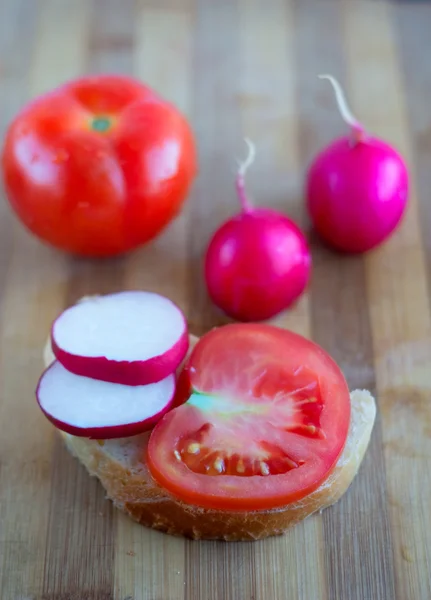 Pomidora i rzodkiewki na chleb — Zdjęcie stockowe