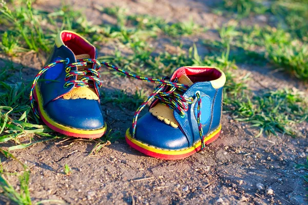 Zapatos de bebé brillantes de cuero — Foto de Stock