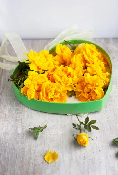 Box with yellow roses — Stock Photo, Image