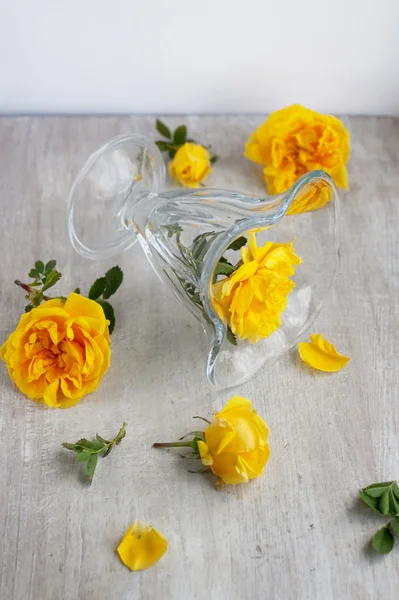 Gobelet en verre et roses jaunes sur le panneau lumineux — Photo