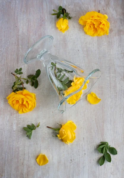 Vue de dessus sur le verre et les roses — Photo