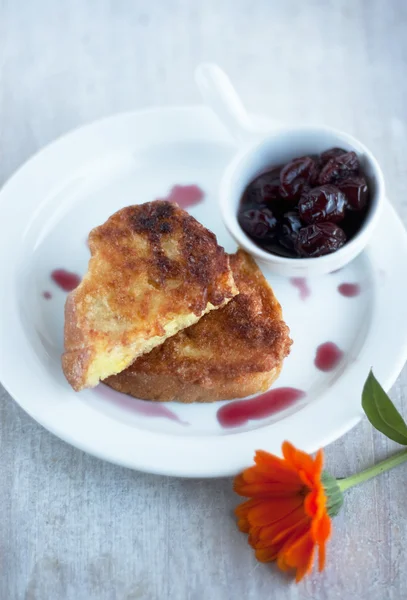 Куски поджаренного хлеба на тарелке и вишневое варенье — стоковое фото