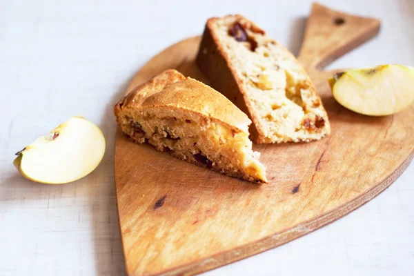 Deux tranches de tarte sur la planche de bois — Photo