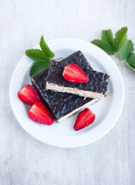 Çikolatalı gofret kek ve strawberrys beyaz tabak, üst vi