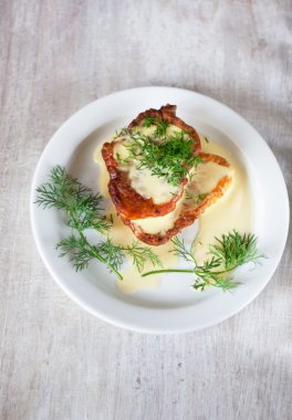 ekşi krema ve dil, üstten görünüm ile sebze gözleme