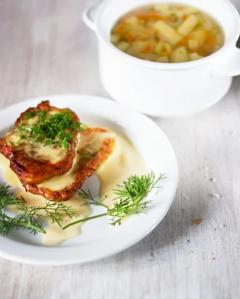 Dîner végétarien - crêpes de courge et soupe de légumes — Photo