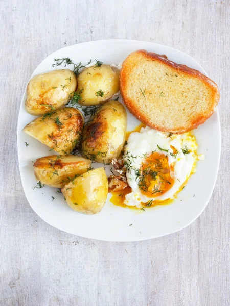 Wiejskie śniadanie - jajka sadzone, młode ziemniaki, chleb smażyć — Zdjęcie stockowe