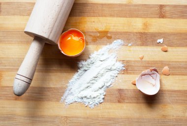 hamur - yumurta, un, merdane ahşap tahta üzerinde