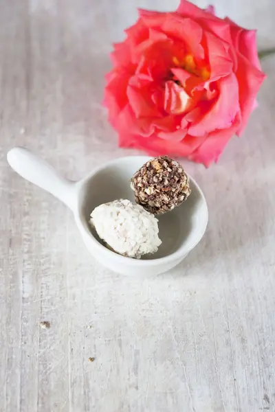 Candy on the ghina gravy boat and rose — Stock Photo, Image