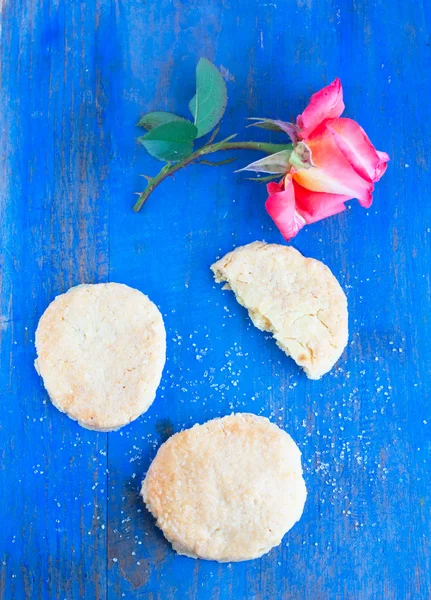 Casa redondo shortbread e rosa rosa rosa no azul — Fotografia de Stock