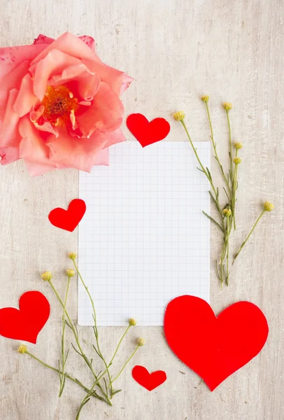 Papír pro psaní, růže a srdce — Stock fotografie