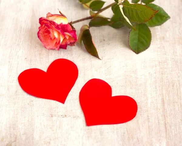 Zwei Herzen und Rose — Stockfoto