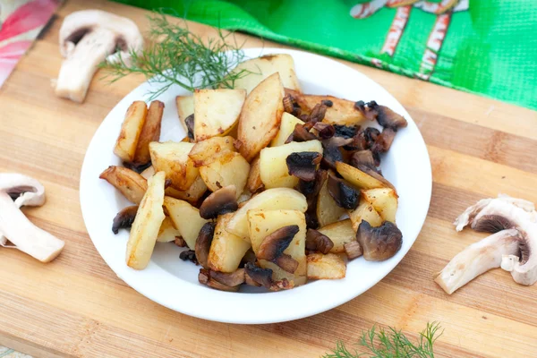 Smażone ziemniaki z grzybów jadalnych — Zdjęcie stockowe