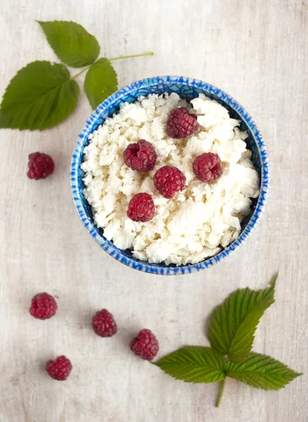 Cottage kaas met raspberrys, bovenaanzicht Stockfoto