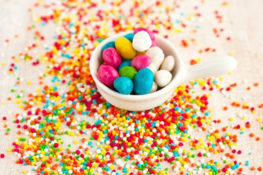 birçok parlak renkli dekorasyon için şeker