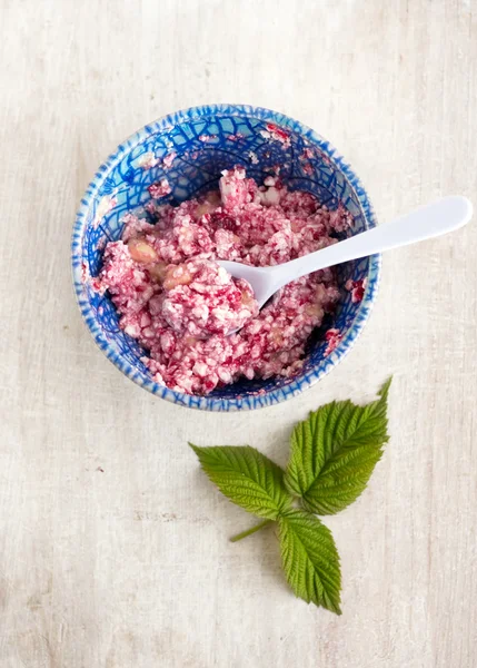 Cottage cheese with berrys and banana — Stock Photo, Image