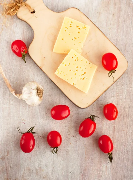 Kaas, tomaat, knoflook, bovenaanzicht Rechtenvrije Stockafbeeldingen