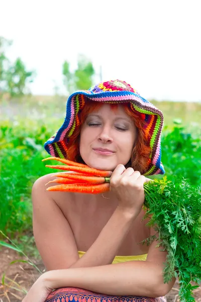 Femme rêveuse avec bouquet de carottes — Photo