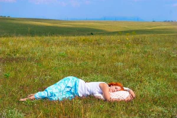 Giovane donna dormire all'aperto — Foto Stock