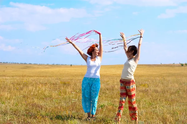 Deux jeunes femmes avec des rubans — Photo