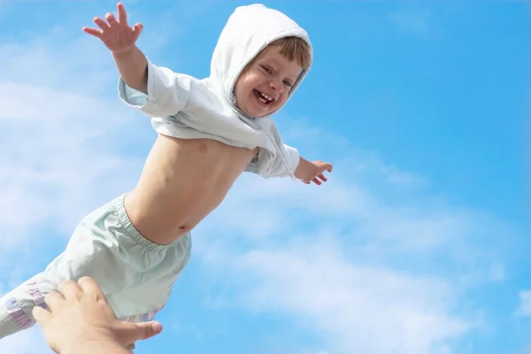Klein kind vliegen in de lucht Rechtenvrije Stockfoto's