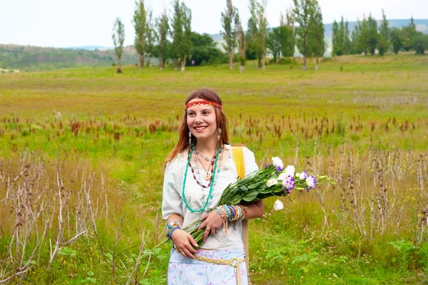 Schönes Lächeln fröhliche Hippie-Frau — Stockfoto