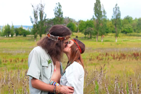 Couple hippie in love kiss — Stock Photo, Image