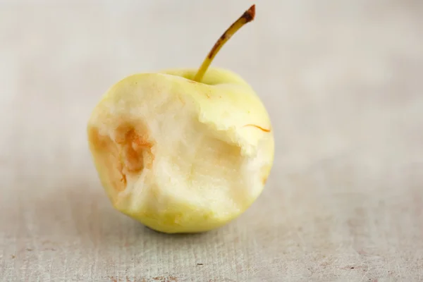 Núcleo de una pequeña manzana ligera — Foto de Stock