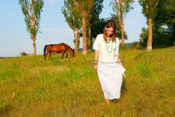 Krásná mladá žena a kůň — Stock fotografie