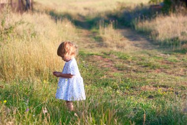 küçük kız ışık elbise yürüyüşe