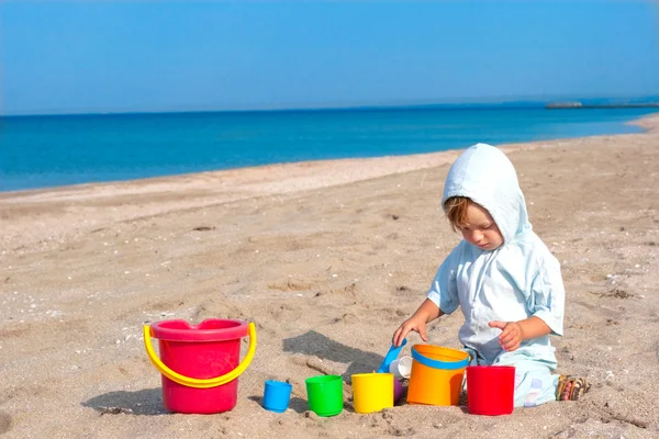 Small child play on the beach — Stock Photo, Image