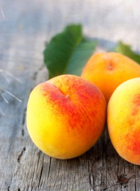 Yaz Şeftalisi ahşap tahta üzerinde