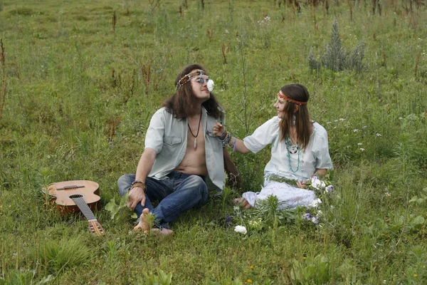 Casal hippie cheiro fragrância de flores — Fotografia de Stock